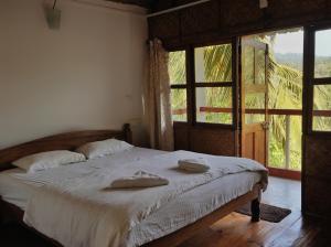 Wild Grass Resort في ميناء بلير: غرفة نوم عليها سرير وفوط