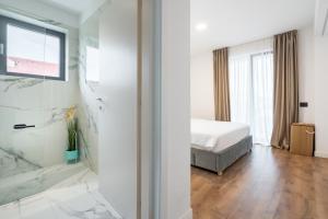Un pat sau paturi într-o cameră la Oasis Haven I Radiant 1 BR apartment with terrace