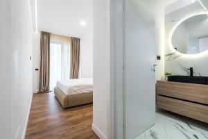 Un pat sau paturi într-o cameră la Oasis Haven I Radiant 1 BR apartment with terrace