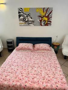 A bed or beds in a room at Villetta Panoramica con Giardino a Riccione
