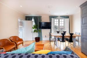 A seating area at 4 bed 3 bath refurbished Norbury Apt