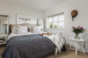 A bed or beds in a room at The Cottage at Maugersbury - Idyllic Cotswold's cottage with unobstructed views