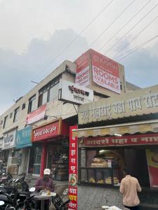 een groep winkels aan de straatkant bij Hotel Kapish International Solapur 400 mts from Bus Stand and 500 mtr from railway station in Solapur