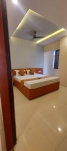 Phòng tắm tại Hotel Kapish International Solapur 400 mts from Bus Stand and 500 mtr from railway station