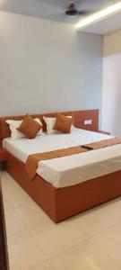 Un pat sau paturi într-o cameră la Hotel Kapish International Solapur 400 mts from Bus Stand and 500 mtr from railway station