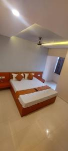 een slaapkamer met een groot bed in een kamer bij Hotel Kapish International Solapur 400 mts from Bus Stand and 500 mtr from railway station in Solapur