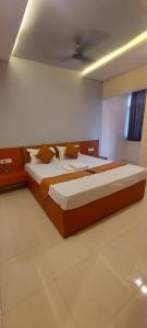 een slaapkamer met een groot bed in een kamer bij Hotel Kapish International Solapur 400 mts from Bus Stand and 500 mtr from railway station in Solapur