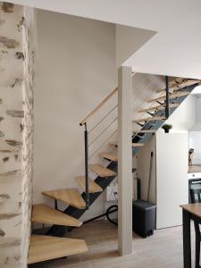 una escalera en un loft reconvertido con bordes de madera en La Vie En Gîte (La Taïga), en Sainte-Florence