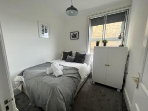 Letto o letti in una camera di Stunning 2-Bed Apartment in Shoreham-by-Sea