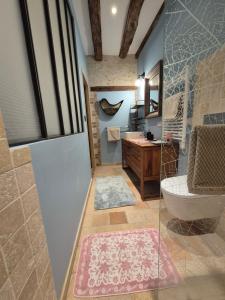 La salle de bains est pourvue d'une baignoire et d'un lavabo. dans l'établissement Les Granges de l'Épan, à Joué-lès-Tours