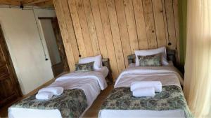 Кровать или кровати в номере Korenishuli Veranda Wine Hotel