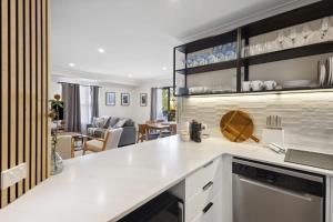 cocina con encimera y sala de estar. en Jolly on James- 2BDR, en Perth