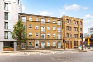 a large brick building on the corner of a street at Modern and Bright 1 Bed Apartment, Tower Bridge in London