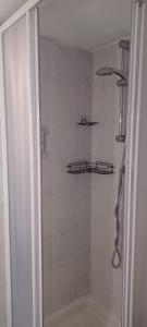 La salle de bains est pourvue d'une douche avec une porte en verre. dans l'établissement La casa di Raffa, à Bonassola