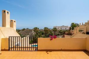 balkon domu z płotem i kwiatami w obiekcie Cañada Marinas - Tu Ático en Mojacar Playa! w mieście Mojácar