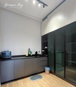 Una cocina o zona de cocina en Sunway Velocity Two By Awesomestay