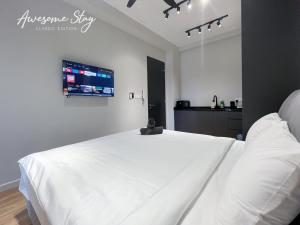 Cama o camas de una habitación en Sunway Velocity Two By Awesomestay