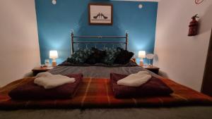 ein Schlafzimmer mit einem Bett mit zwei Kissen darauf in der Unterkunft Calla Retreat in Vezenkovo
