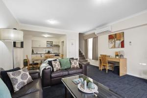 sala de estar con sofá y mesa en 3BDR 2BTH 1PRK - Northbridge Townhouse en Perth