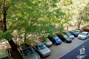 uma fila de carros estacionados num parque de estacionamento em Otthonos társasházi lakás a Váci út mellett em Budapeste