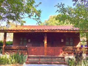 uma pequena casa de madeira com um telhado vermelho em เชียงคานเรือนไม้ รีสอร์ท em Amphoe Chiang Khan