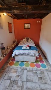 ein Schlafzimmer mit einem großen Bett und einem farbenfrohen Teppich in der Unterkunft Calla Retreat in Vezenkovo