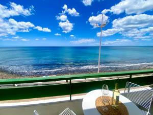 een balkon met uitzicht op de oceaan bij Lanzarote Frente al Mar in San Bartolomé