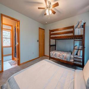 1 dormitorio con 2 literas y ventilador de techo en Perfect Poconos Escape Hot Tub Game Room, en Thornhurst