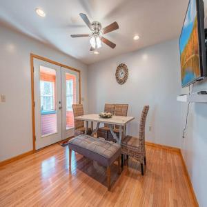 comedor con mesa y sillas y ventilador de techo en Perfect Poconos Escape Hot Tub Game Room, en Thornhurst