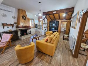 uma sala de estar com cadeiras amarelas e uma lareira em Casa Annunziata em Salve