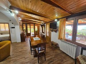 ein Wohnzimmer mit einer Holzdecke und einem Tisch in der Unterkunft Casa Annunziata in Salve