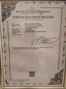 Un certificado de reasentamiento de inmigraciónfalso en SIĞACIK SEN KONUK EVİ en Seferihisar