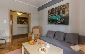 salon z kanapą i stołem w obiekcie Holodek Apartments Goudi Ground & Semi w Atenach