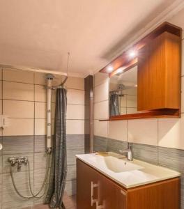 Ένα μπάνιο στο Holodek Apartments Ground & SemiBasement +12 φωτογραφίες