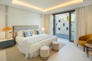 - une chambre avec un grand lit et un balcon dans l'établissement Villa Azur, Nueva Andalucia, Marbella, à Marbella