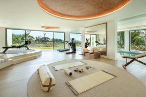 un salon avec une grande chambre et une piscine dans l'établissement Villa Azur, Nueva Andalucia, Marbella, à Marbella