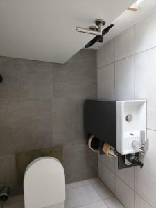 uma casa de banho com um WC e um dispensador de papel higiénico em Ferienhaus/Bungalow Monheimer Alb barrierefrei em Monheim