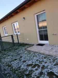 uma casa com neve no chão em frente dela em Ferienhaus/Bungalow Monheimer Alb barrierefrei em Monheim