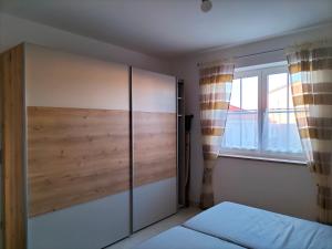 um quarto com uma cama e um grande armário em Ferienhaus/Bungalow Monheimer Alb barrierefrei em Monheim