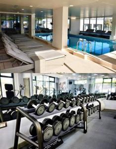 einen Fitnessraum mit einer Reihe von Bänken und einem Pool in der Unterkunft Luxury Beach Apartments Prima Linie la Mare Piscina cu Sauna Jacuzzi Gym in Mamaia Nord – Năvodari
