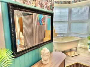 bagno con vasca e grande specchio di Blue Buddha - Lemur Lodge - NEW MANAGEMENT 2024 - Bath in Bedroom with En-Suite - Short Stroll to the Beach! a Bournemouth