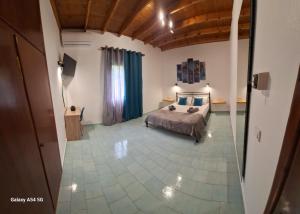 una camera da letto con un letto in una stanza di Gregory-Vassilis Apartments a Dassia