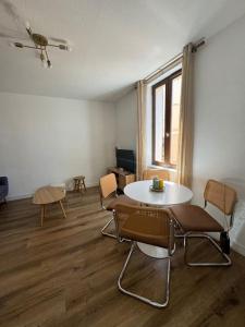 a room with a table and chairs and a window at Appartement centre historique in Narbonne