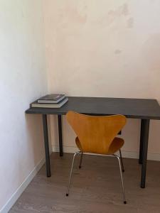 a black desk with a chair and a book at Un sogno che si avvera apartments in Gorizia