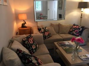een woonkamer met een bank en een tafel bij Weddings - Sleeps 46 - Luxury Villa Cottages & Bespoke Glamping in Linton
