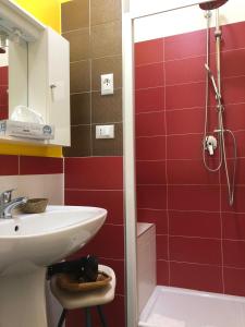 Ett badrum på La Favorita Hotel
