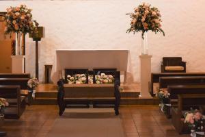 un gran altar en una iglesia con flores en Wyndham San Jose Herradura en San José