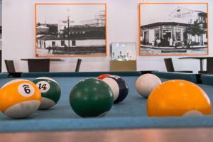 una mesa de billar con bolas encima en Wyndham San Jose Herradura en San José