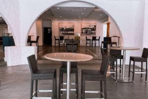 a restaurant with tables and chairs in a room at Wyndham San Jose Herradura in San José