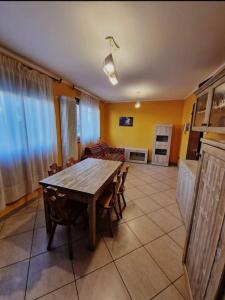 een keuken en eetkamer met een houten tafel bij Appartamento a Bardonecchia in Bardonecchia